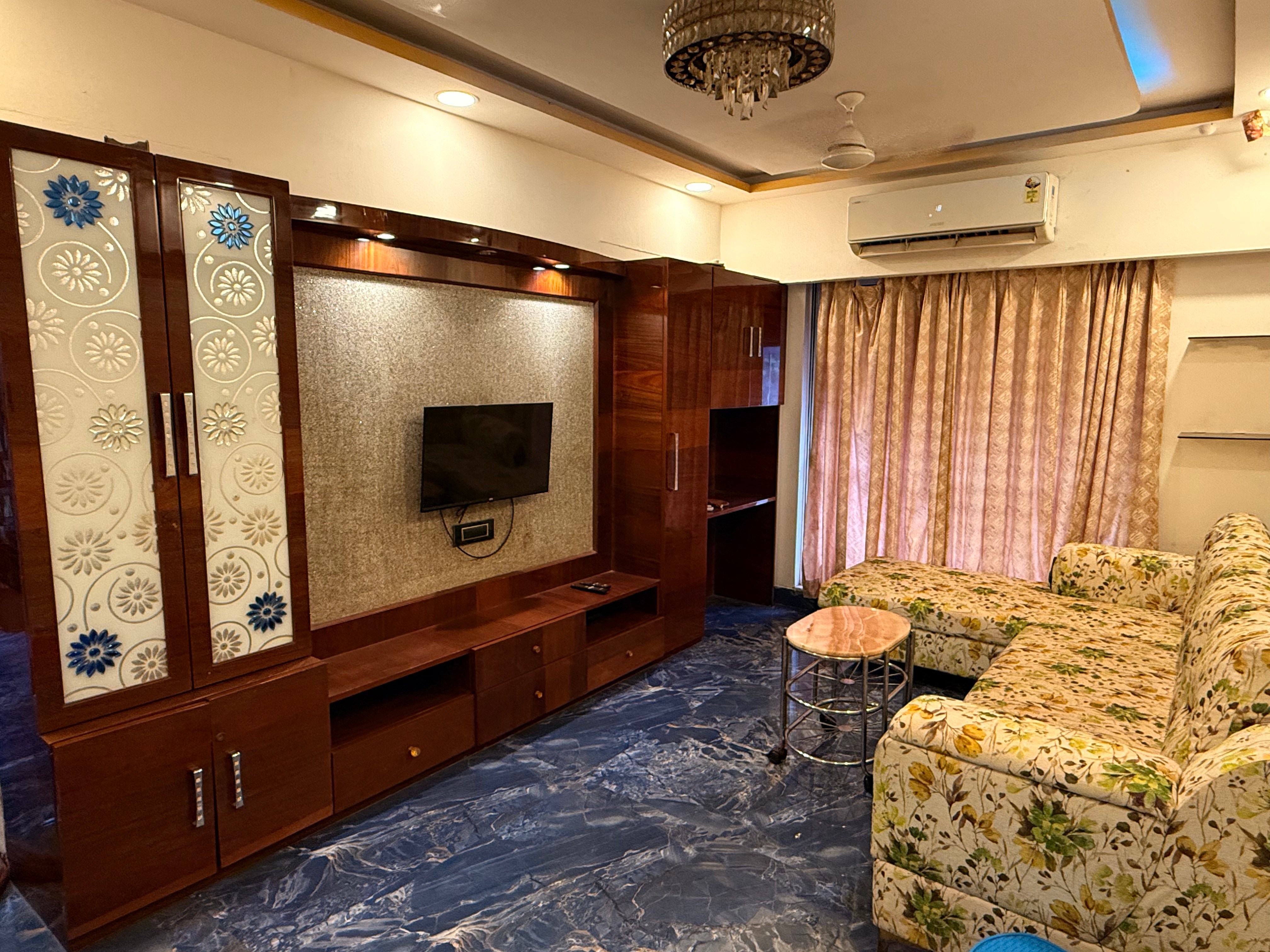 1BHK Modern Spacious Workstay- Livin Central - Tap to explore photos