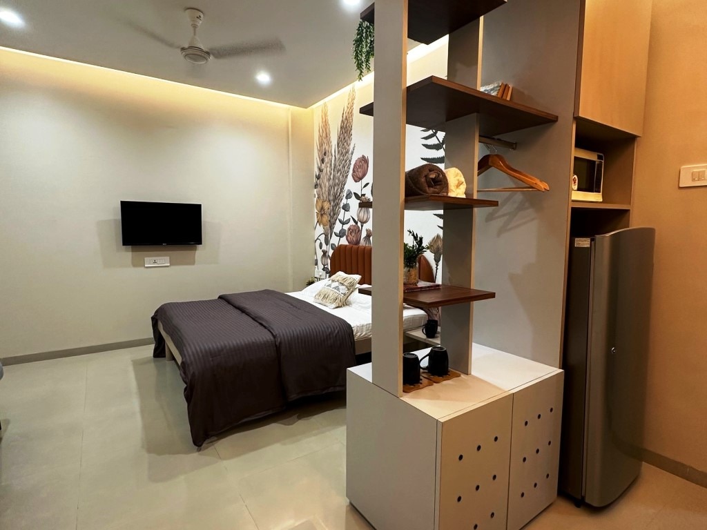 Cozy Studio with Premium Interiors WiFi AC SmartTv - Tap to explore photos