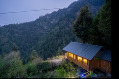 Bastiat Stays Golden Tree house Retreat, Sainj