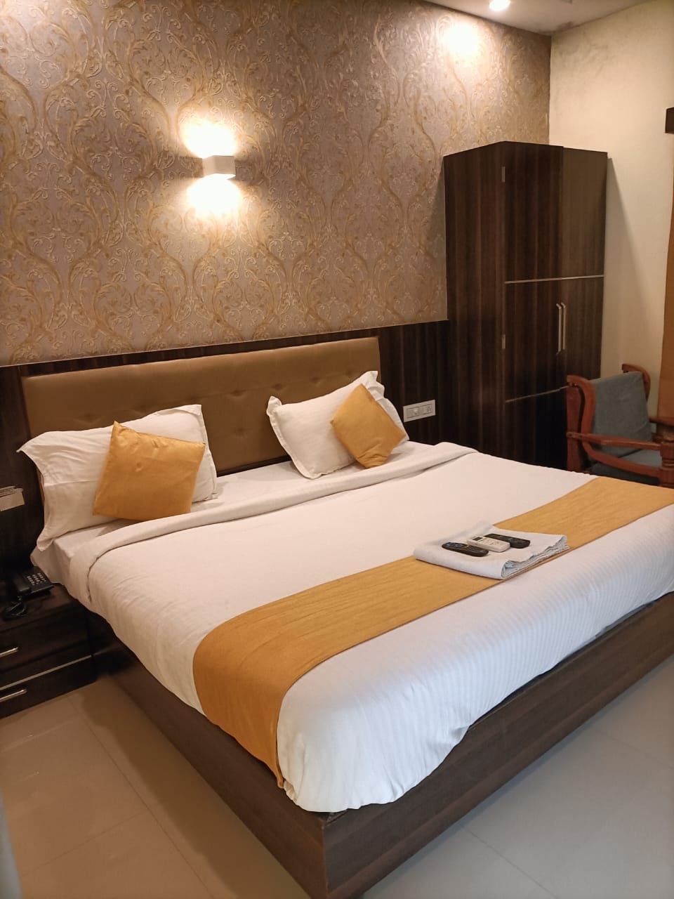 DELUXE ROOM 1