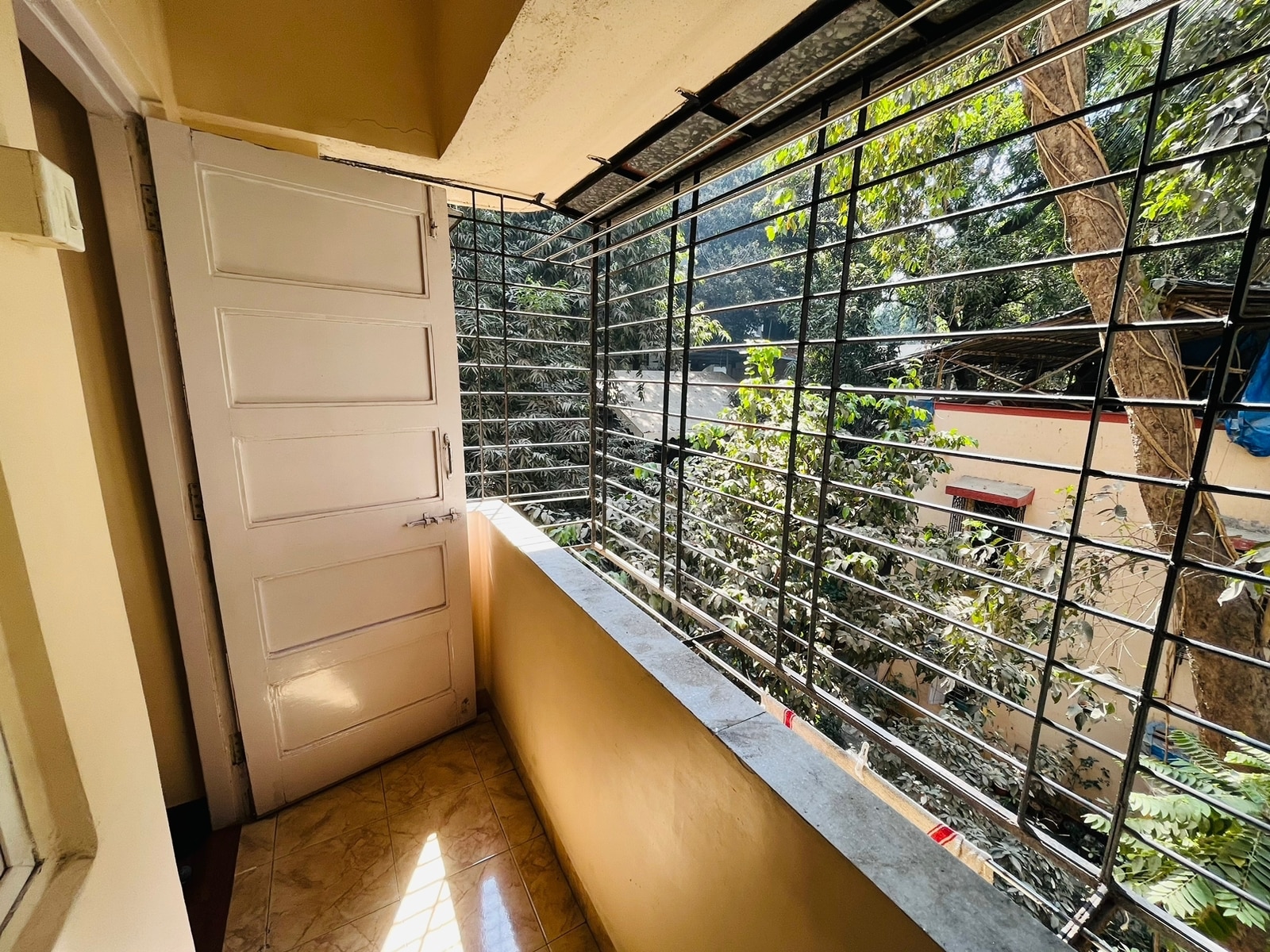 LA WOODLAND 2BHK SERVICE APARTMENT - Tap to explore photos
