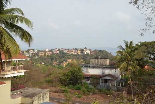Vista Bellaire 2BHK AC apt in Dona Paul