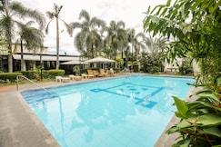 Vaccinated Staff - Capital O 252 Hotel Euroasia, Angeles