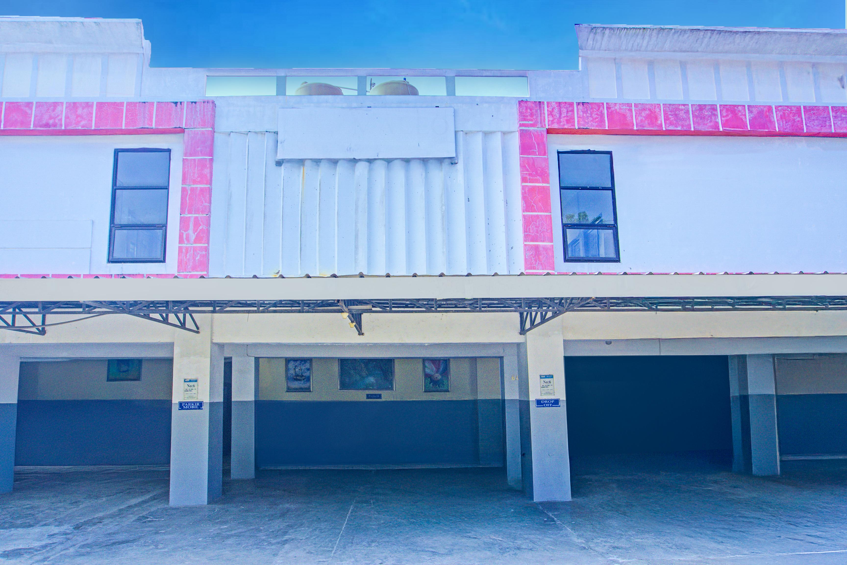Hotel O Ilir Barar I Near Rumah Sakit Islam Siti Khadijah Formerly Maleo Hotel - Tap to explore photos