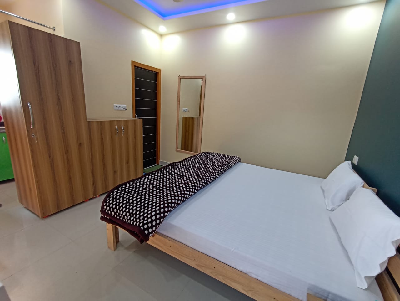 Saket Home Stay - Tap to explore photos