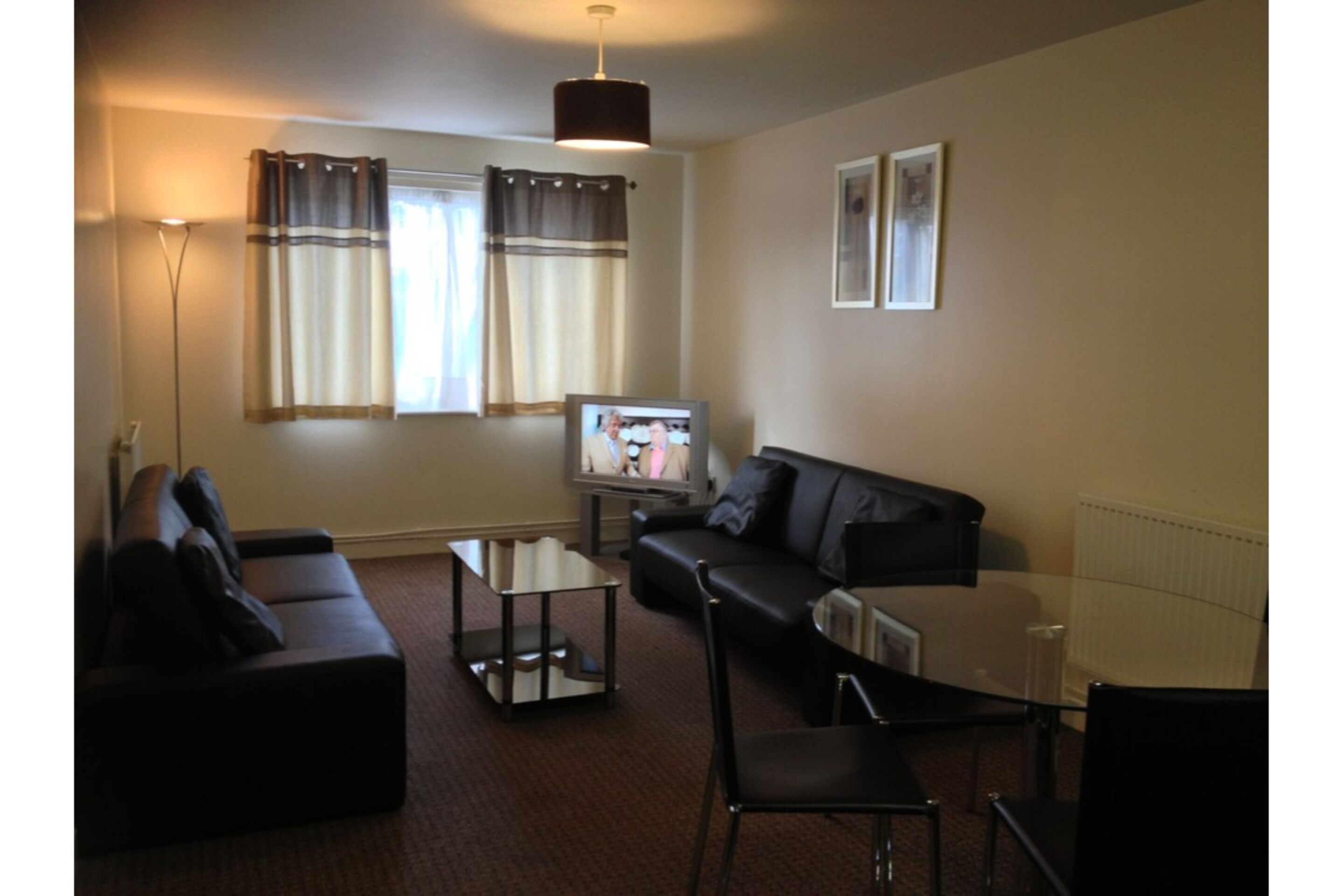 OYO Arinza Apartments, Liverpool - Tap to explore photos