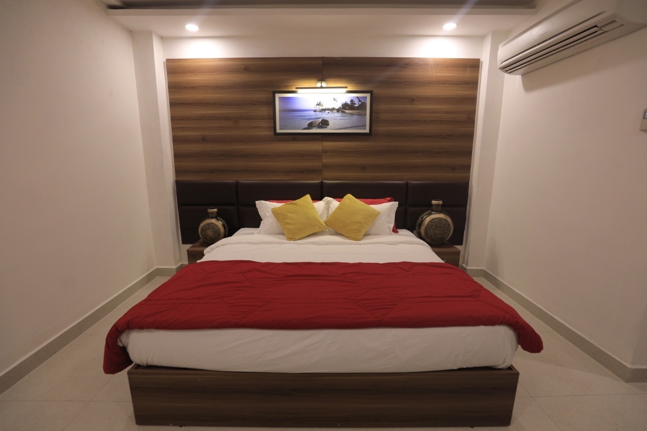 DIDI Hotel Alambagh - Tap to explore photos