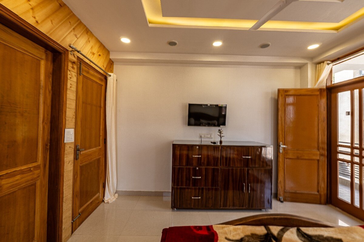 Valley View 2BHK Apartment in Kasauli by Homeyhuts - Tap to explore photos