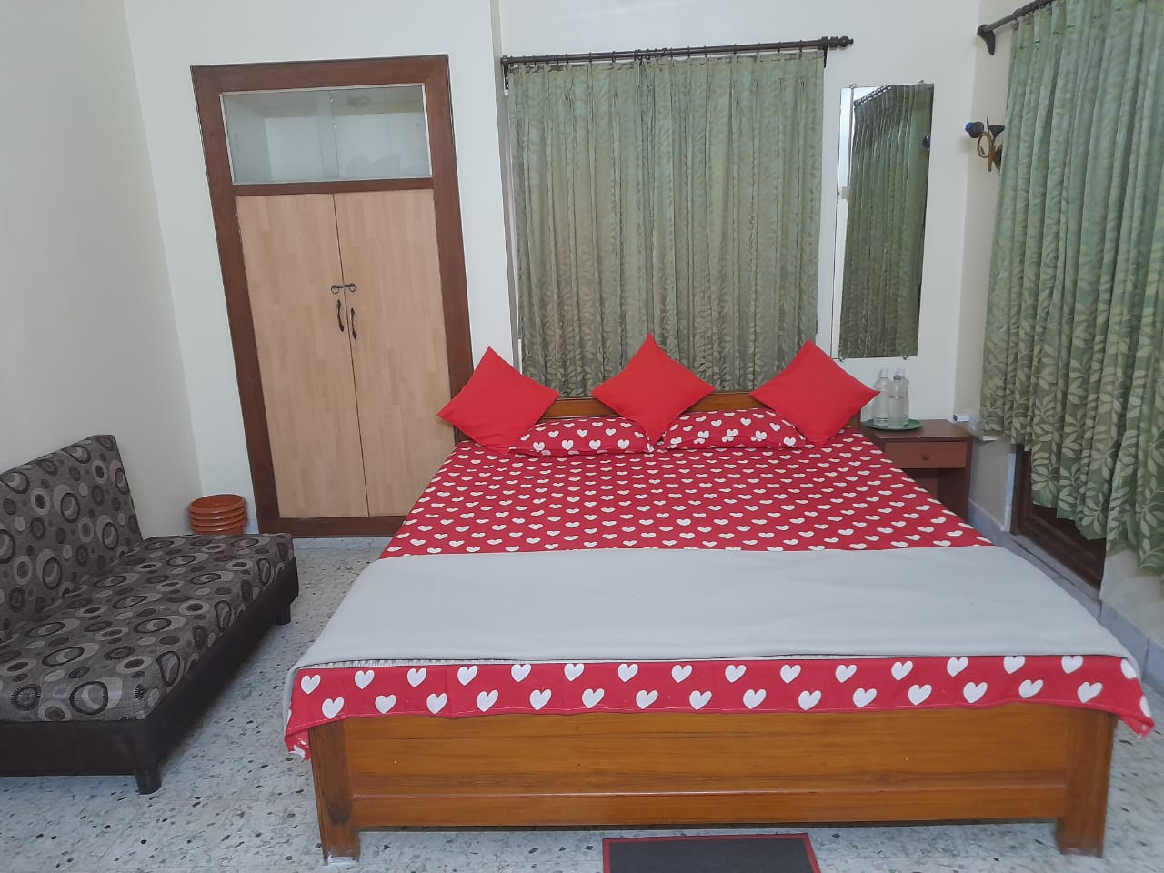 New Metro Guest House - Tap to explore photos