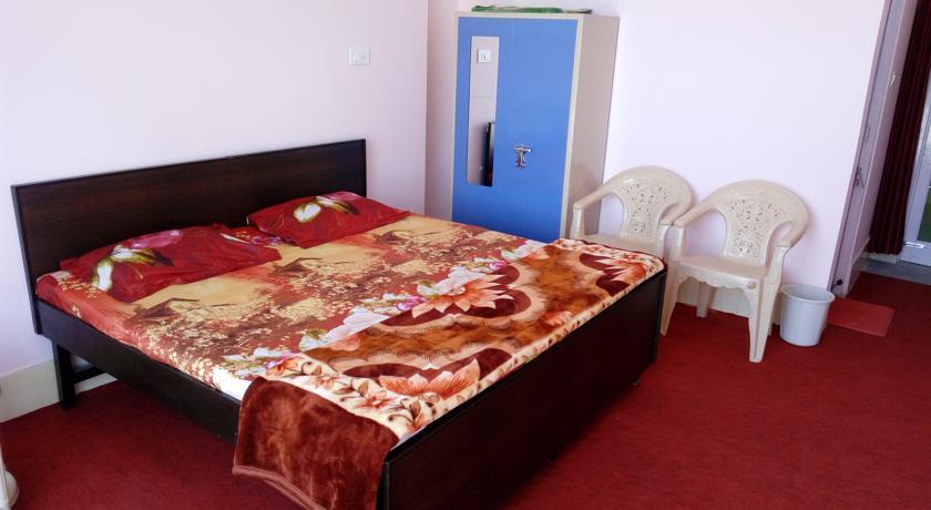 Kasauli Pines Homestay - Tap to explore photos