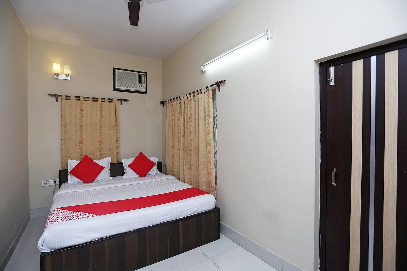 Aakash Bika Guest House, Kolkata - Tap to explore photos