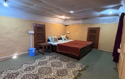 Family Mud house w.Shared Washroom