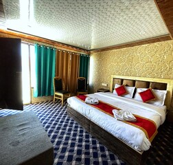 Deluxe Cottage with Lake View