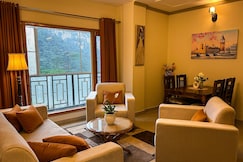 Cozy 2BHK with Private Theatre and Panoramic View, Solan