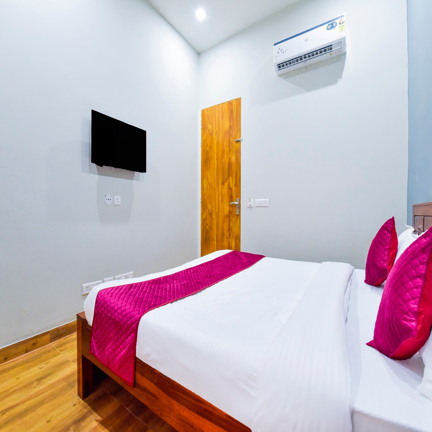 SHREE VILLAS HOTEL & RESTAURANT - Tap to explore photos