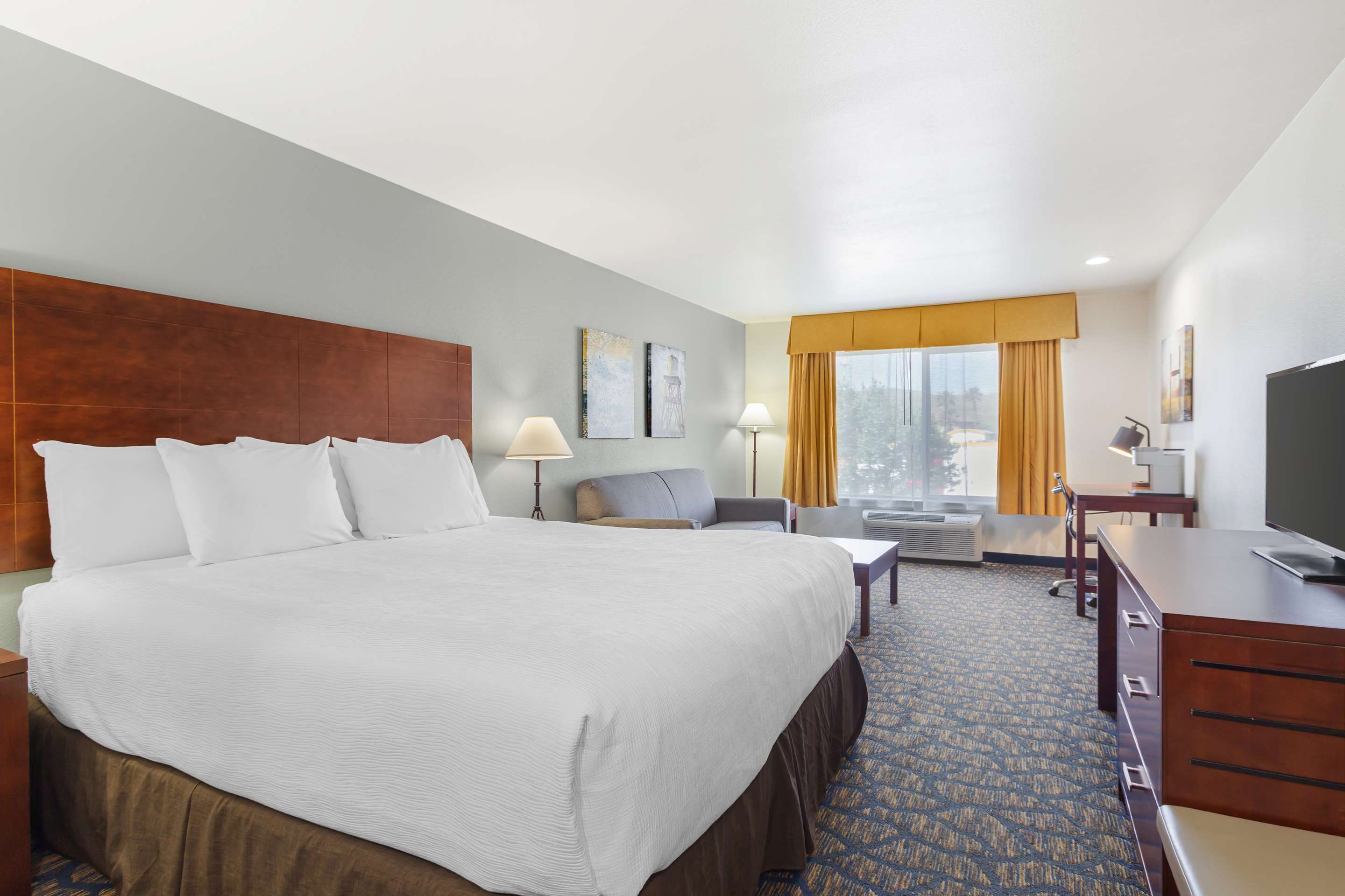 Best Western Plus Villa Del Lago Inn - Tap to explore photos