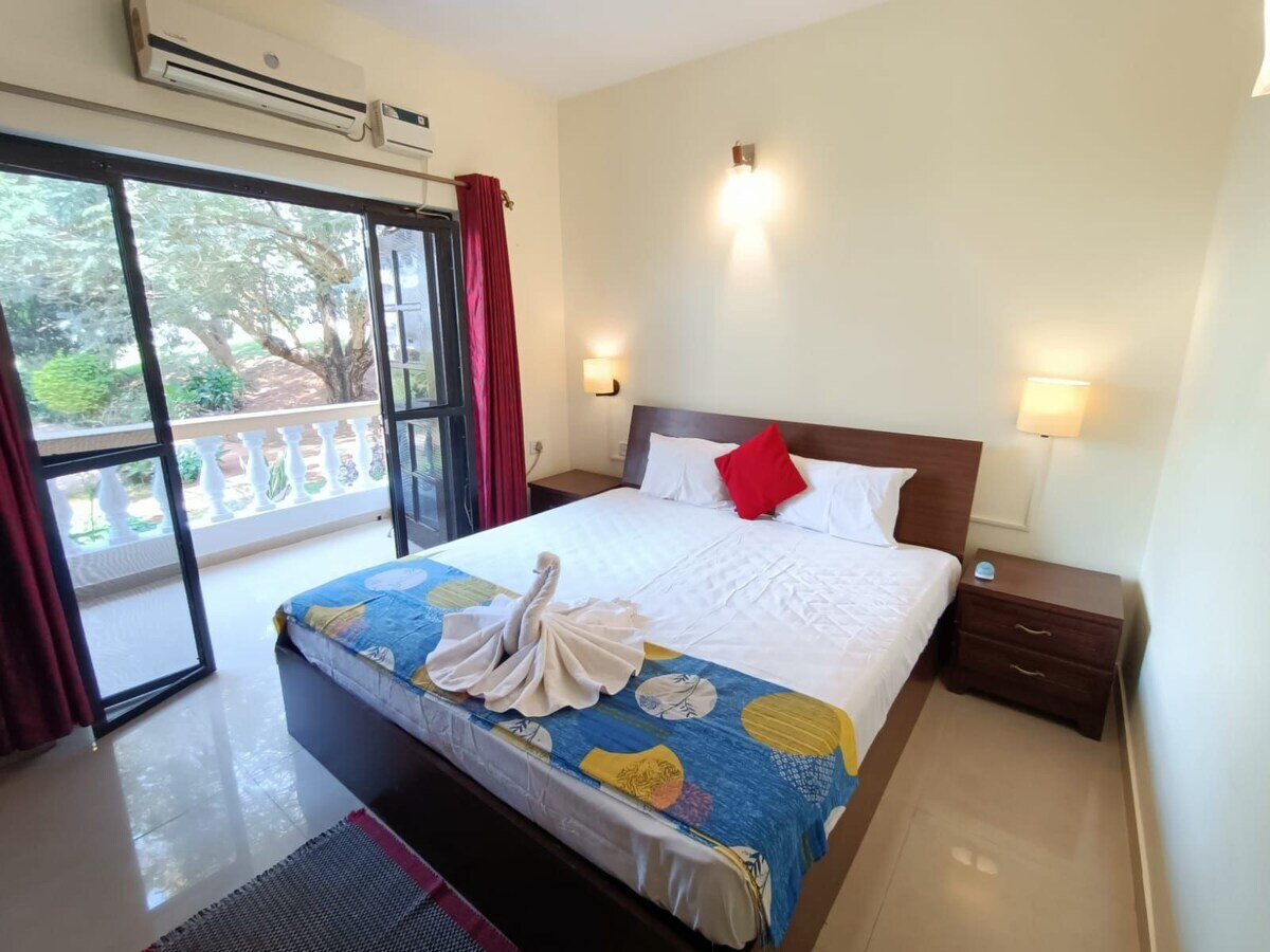 Lovely 1BHK 9 Near Candolim Beach with WiFi AC POOL - Tap to explore photos