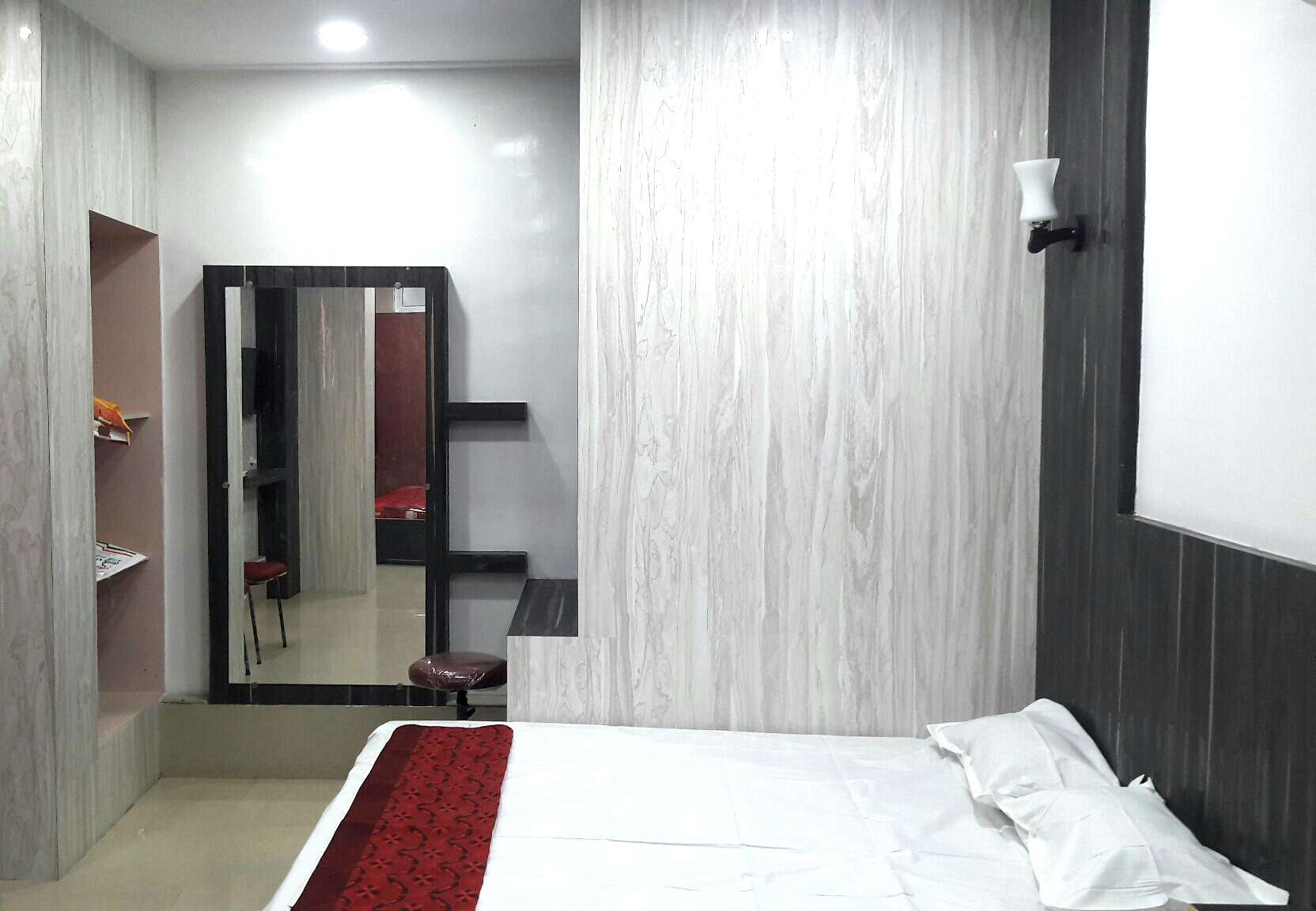 New Ananth Lodge - Tap to explore photos