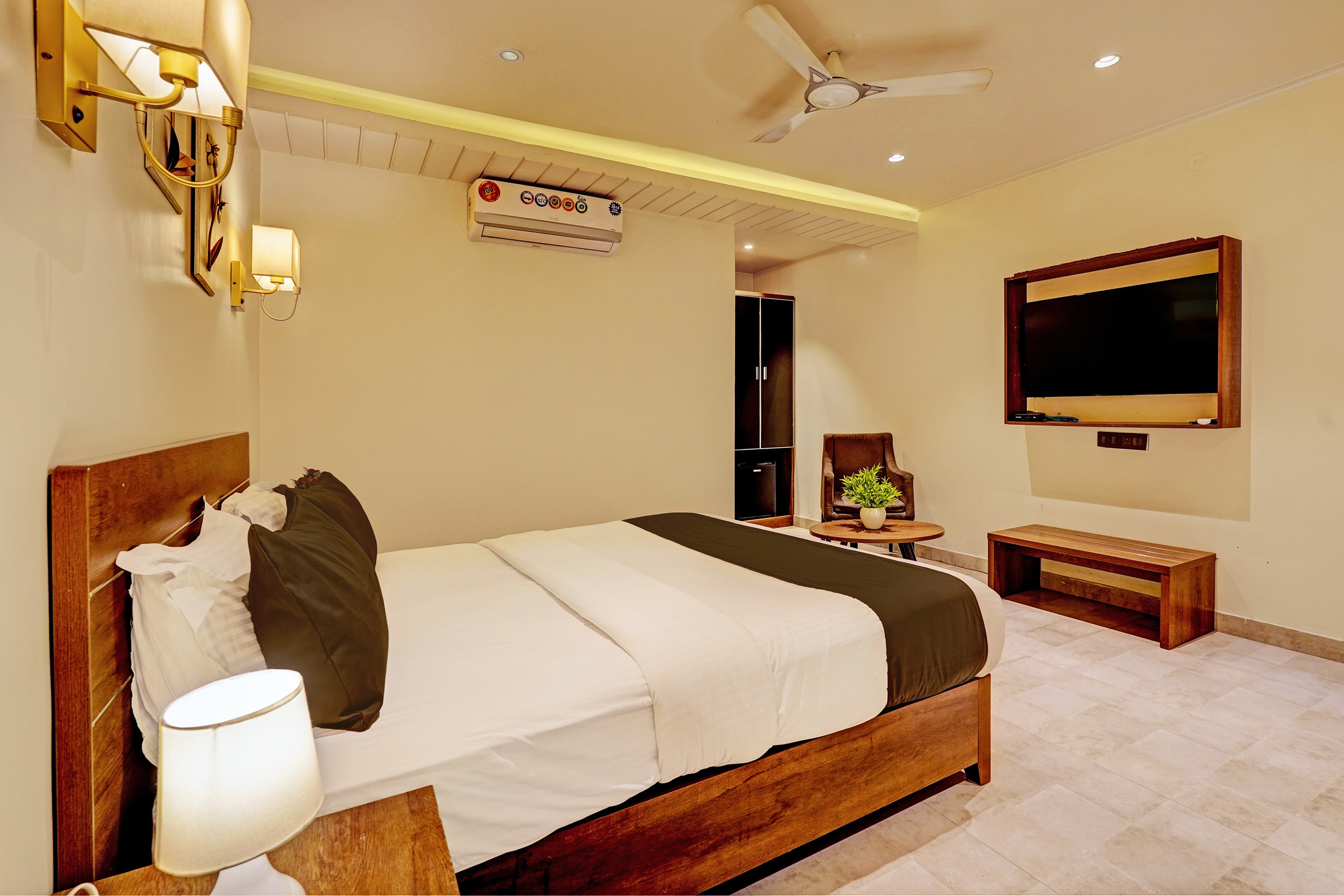 Super Townhouse OAK Clove Boutique Hotel Rajaji Nagar Near Lulu Mall Bengaluru - Tap to explore photos