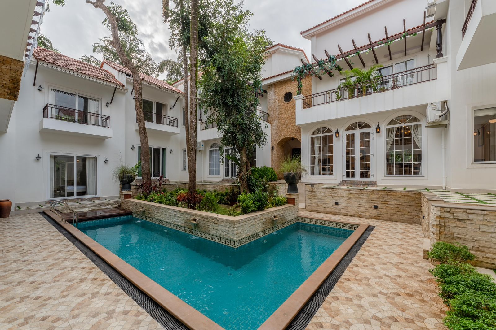 Sereno 3 BHK Spanish Condo with Jacuzi - Tap to explore photos