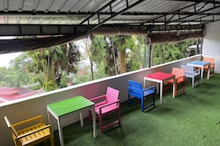 The Diplomat Hotel, Aritar