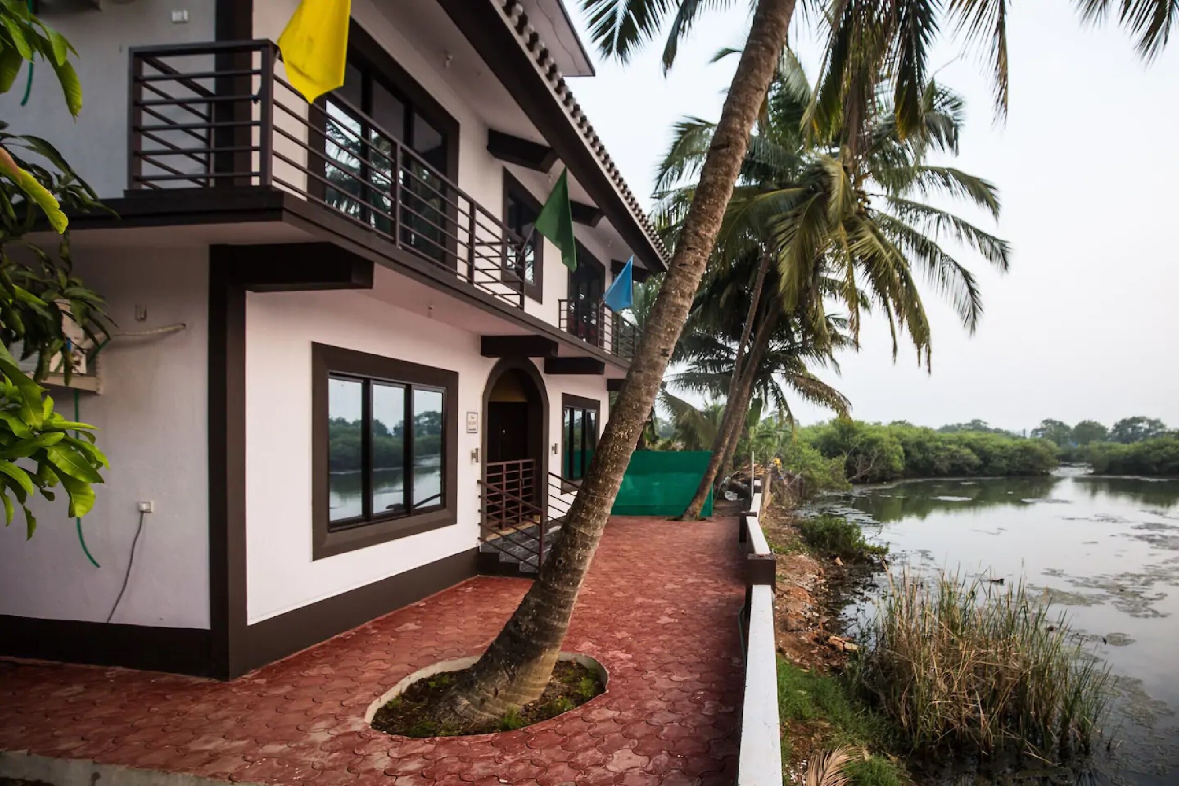 Uberlife Rooms Bambolim - Tap to explore photos
