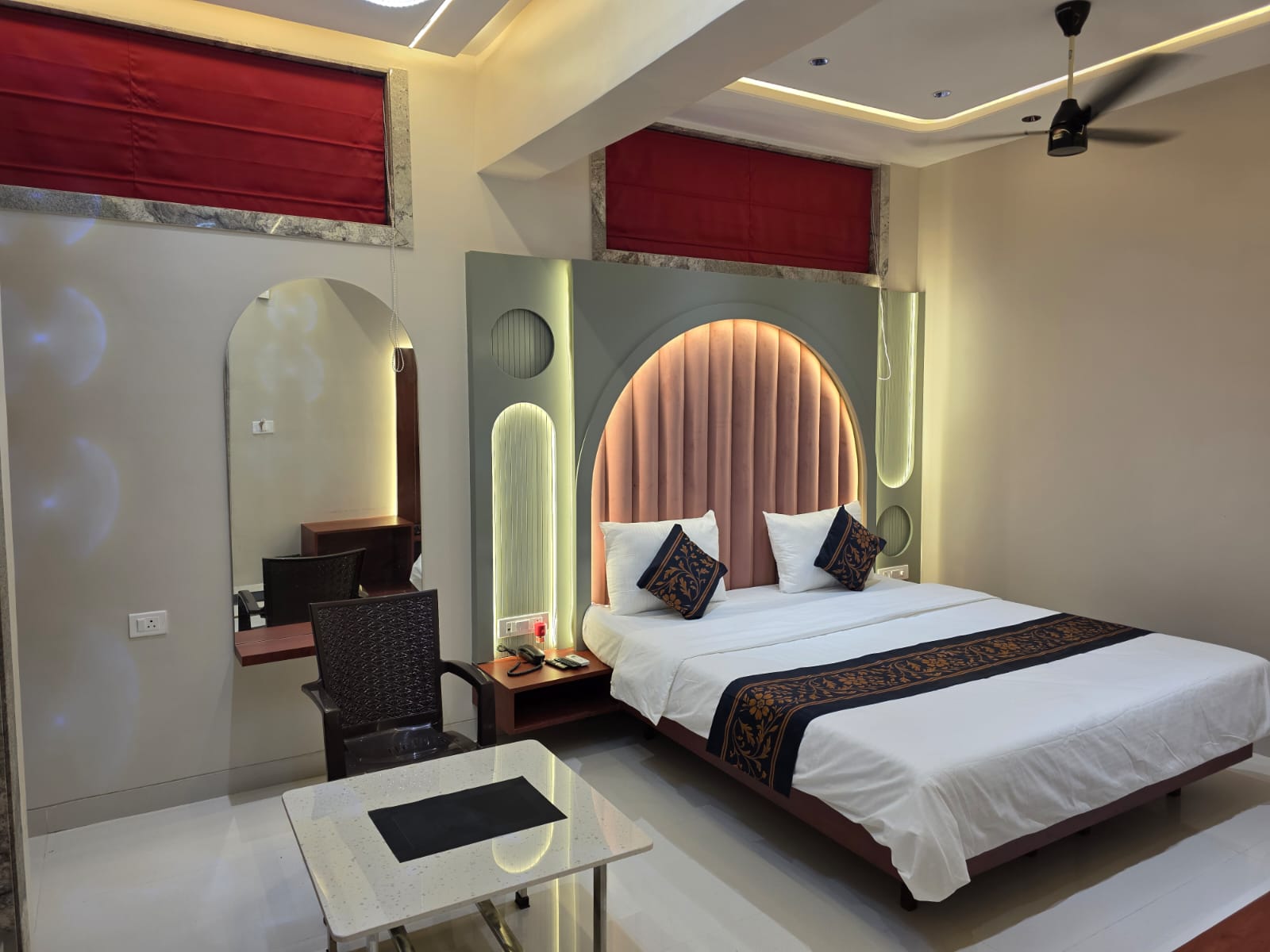SUPERIOR BATHTUB ROOM 1
