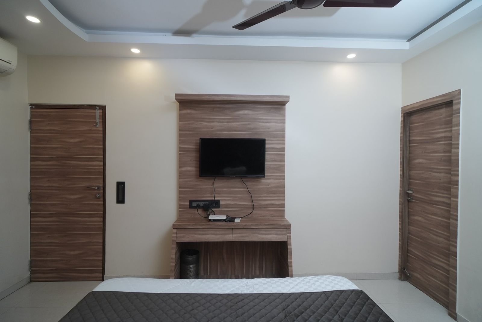 ROLI RESIDENCY near DLF Newtown - Tap to explore photos