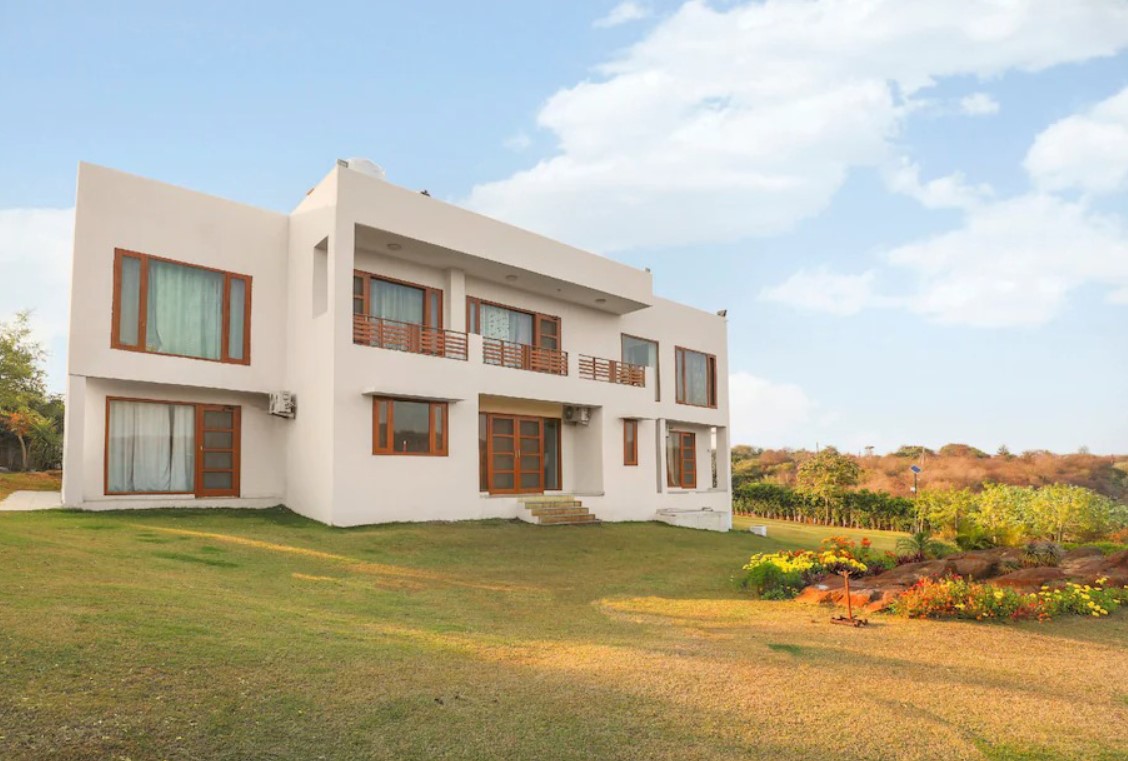 Aravali Haven: 5BHK Farm - Tap to explore photos