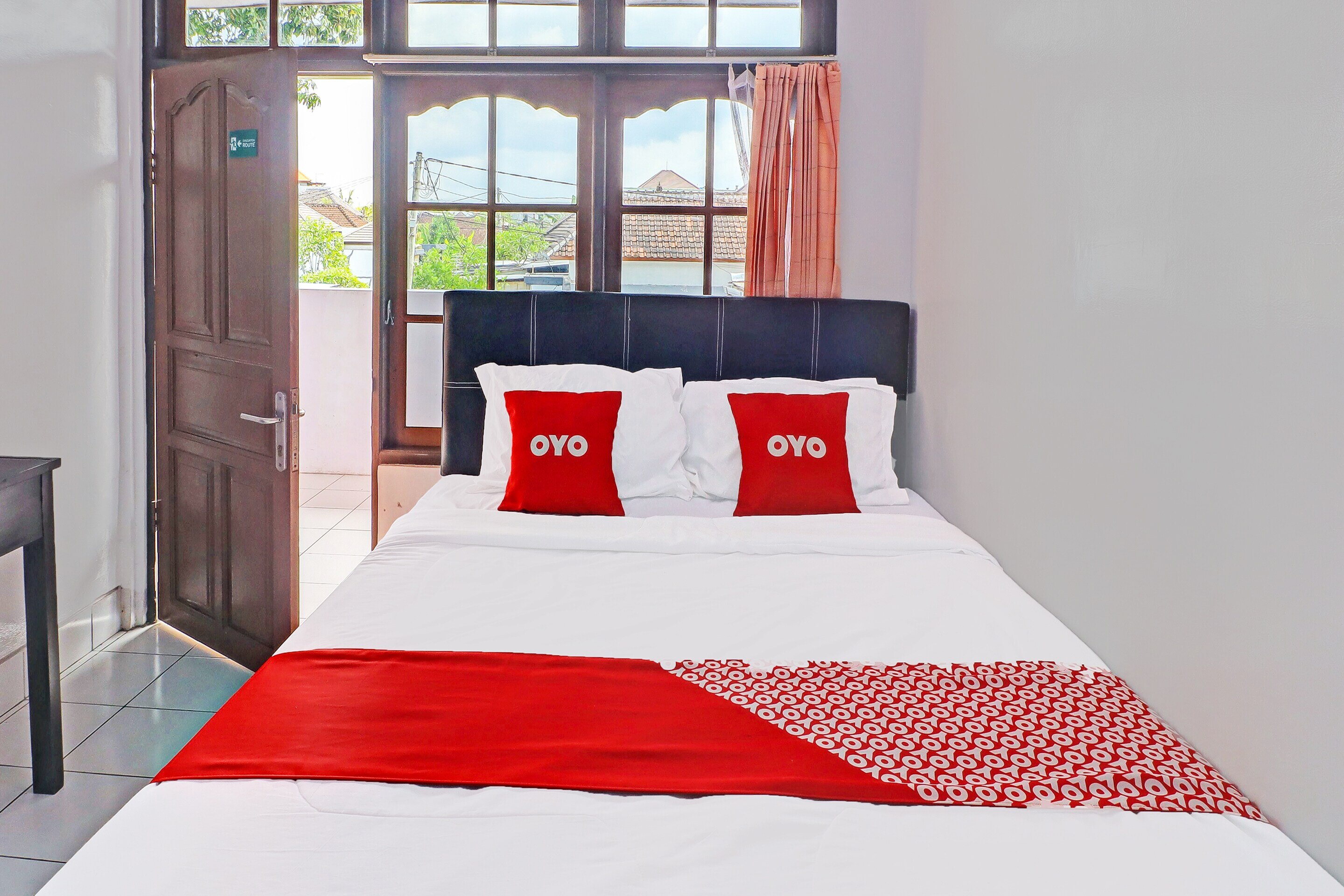 SUPER OYO 1356 Gusti Residence - Tap to explore photos