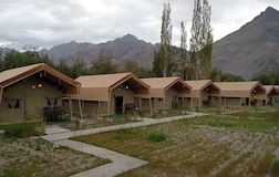 Premium Swiss Tent Room