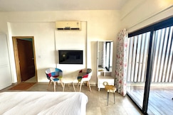 Elegant Sea View 2BHK in Panjim w/ Shared Pool - D002, Goa