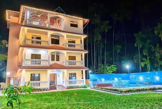 Raindrop Villa and Cottage Lawns