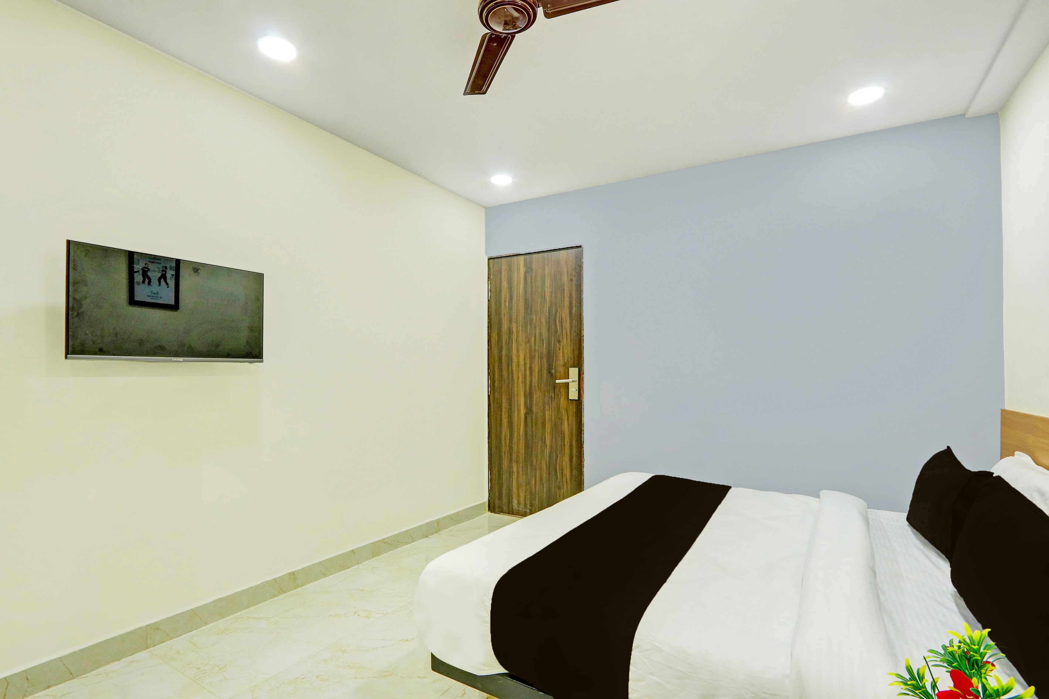 Super Townhouse La Vista Inn Grand Hotel - Tap to explore photos
