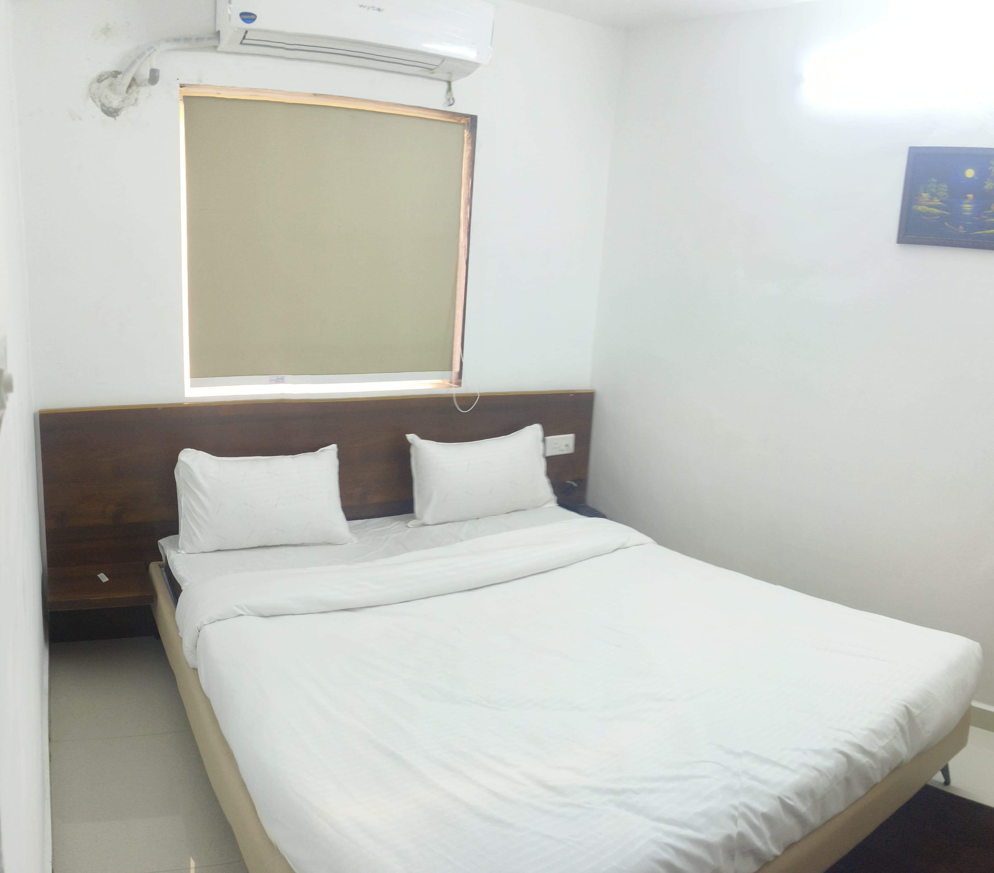 Hotel Royal night guesthouse - Tap to explore photos