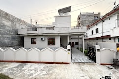 The London Villa, Varanasi