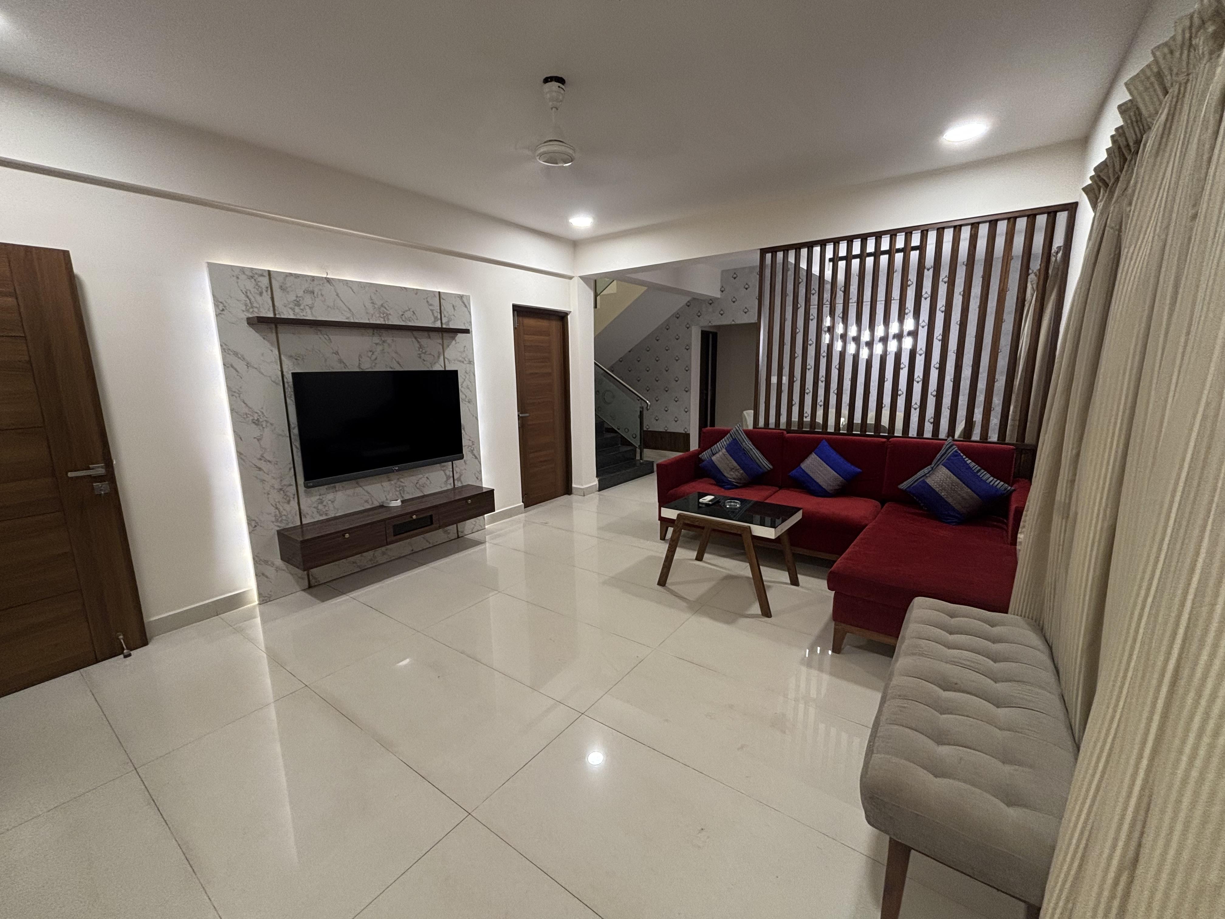 Villa SeaBreeze - Gorgeous 4BHK w/ Pool & Jacuzzi - Tap to explore photos