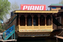 Houseboat Piano, Srinagar