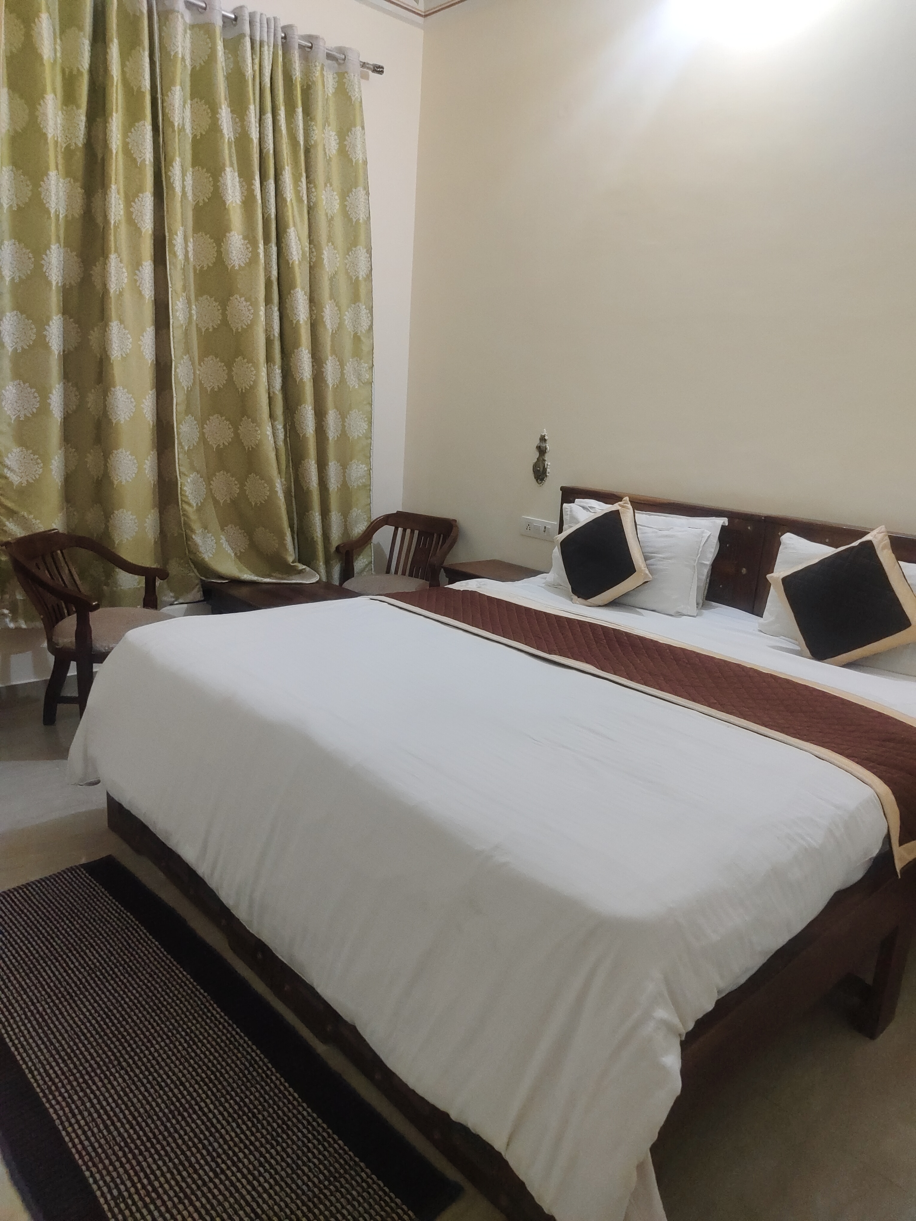 Dev Palace Paying Guest House - Tap to explore photos