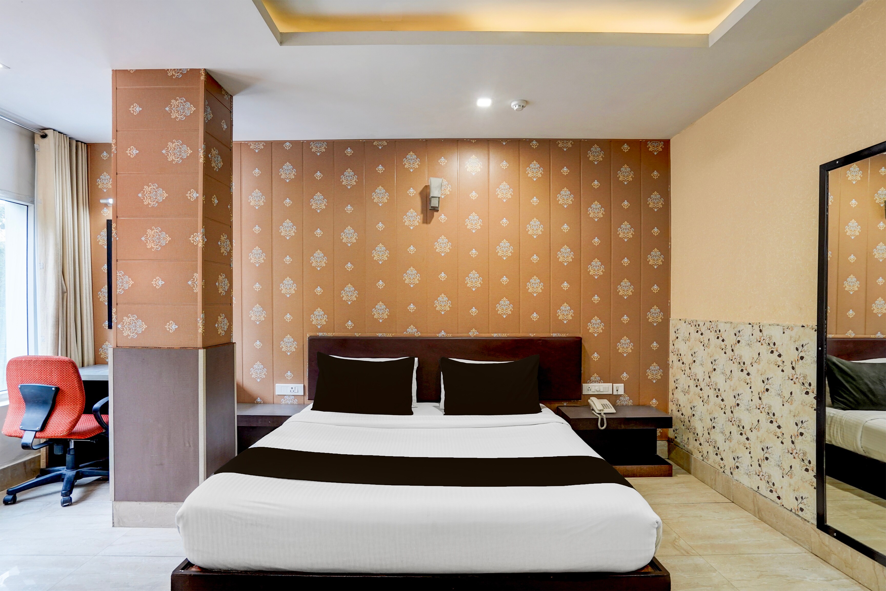 Townhouse Oak ONGC Crossway Formerly Hotel Gold Stone Comfort - Tap to explore photos