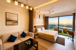 Luxury Sky High Escape 42nd Floor Skyline Views, Noida