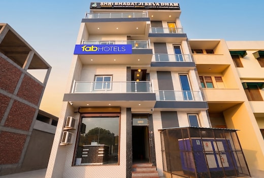 FabHotel Shri Bhagat Ji Sewa Dham - 250m from prem mandir