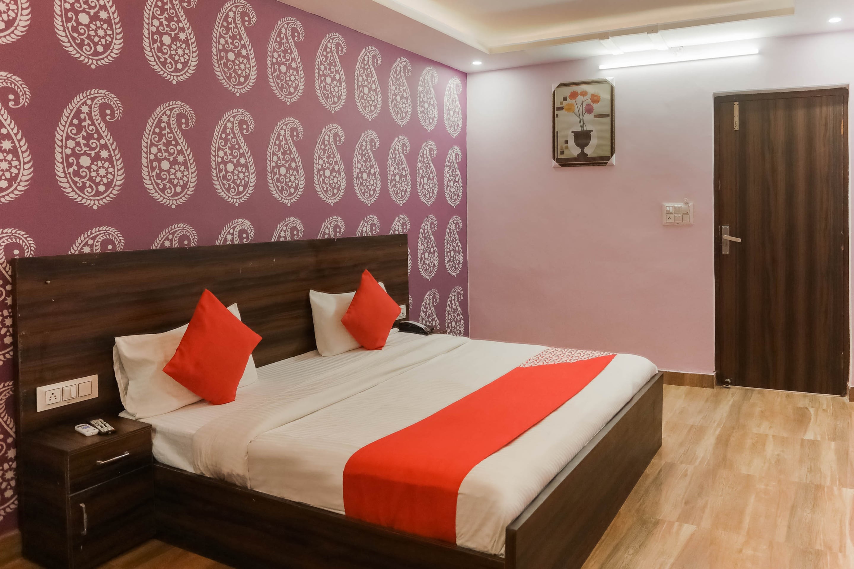 Hotel O Red Velvet Rooms & Banquet - Tap to explore photos