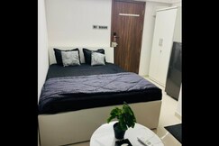 RiverEdge Studio Near Airport Couple Friendly, Pune