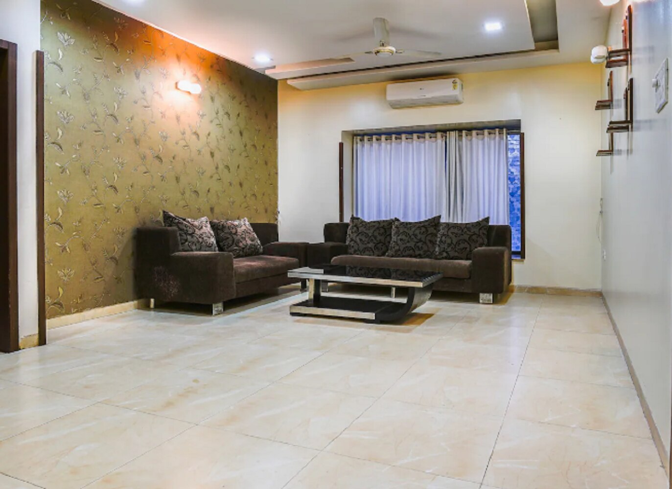 Karans  Studio Apartment - Tap to explore photos