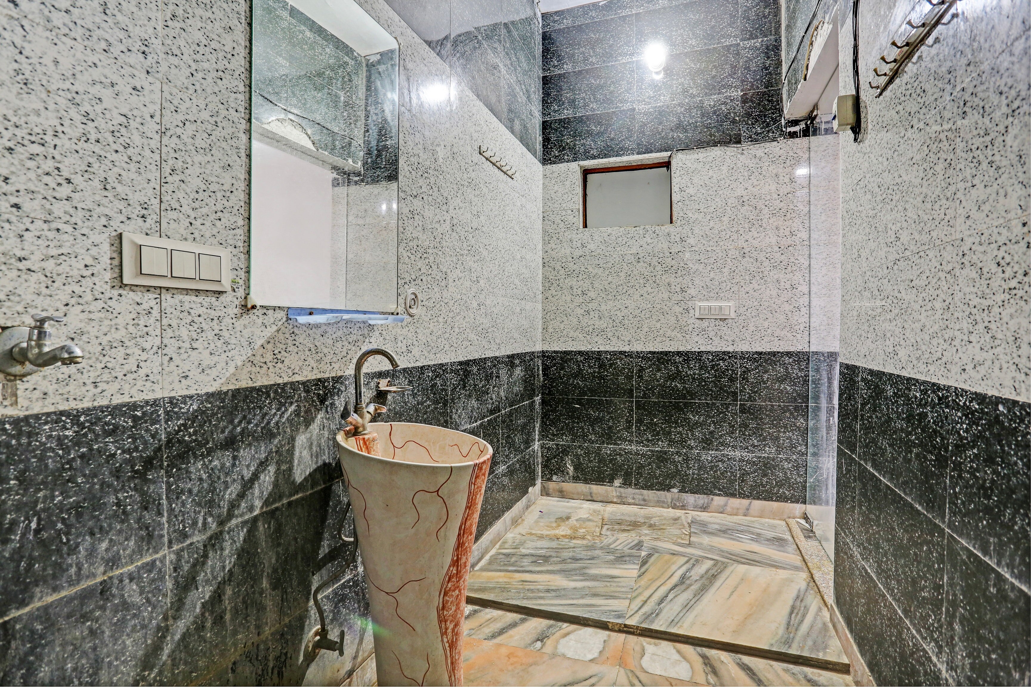 Hotel O Parvesh - Tap to explore photos