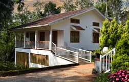 Queen Oaks Two- Bedroom Villa with Living Area