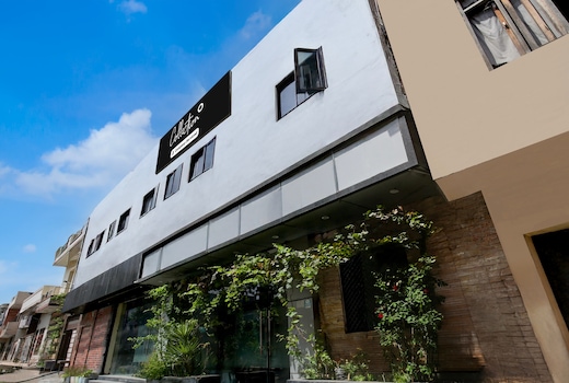 Super Collection O by OYO Ishwar Nagar Near Golden Temple Formerly Chahal Residency