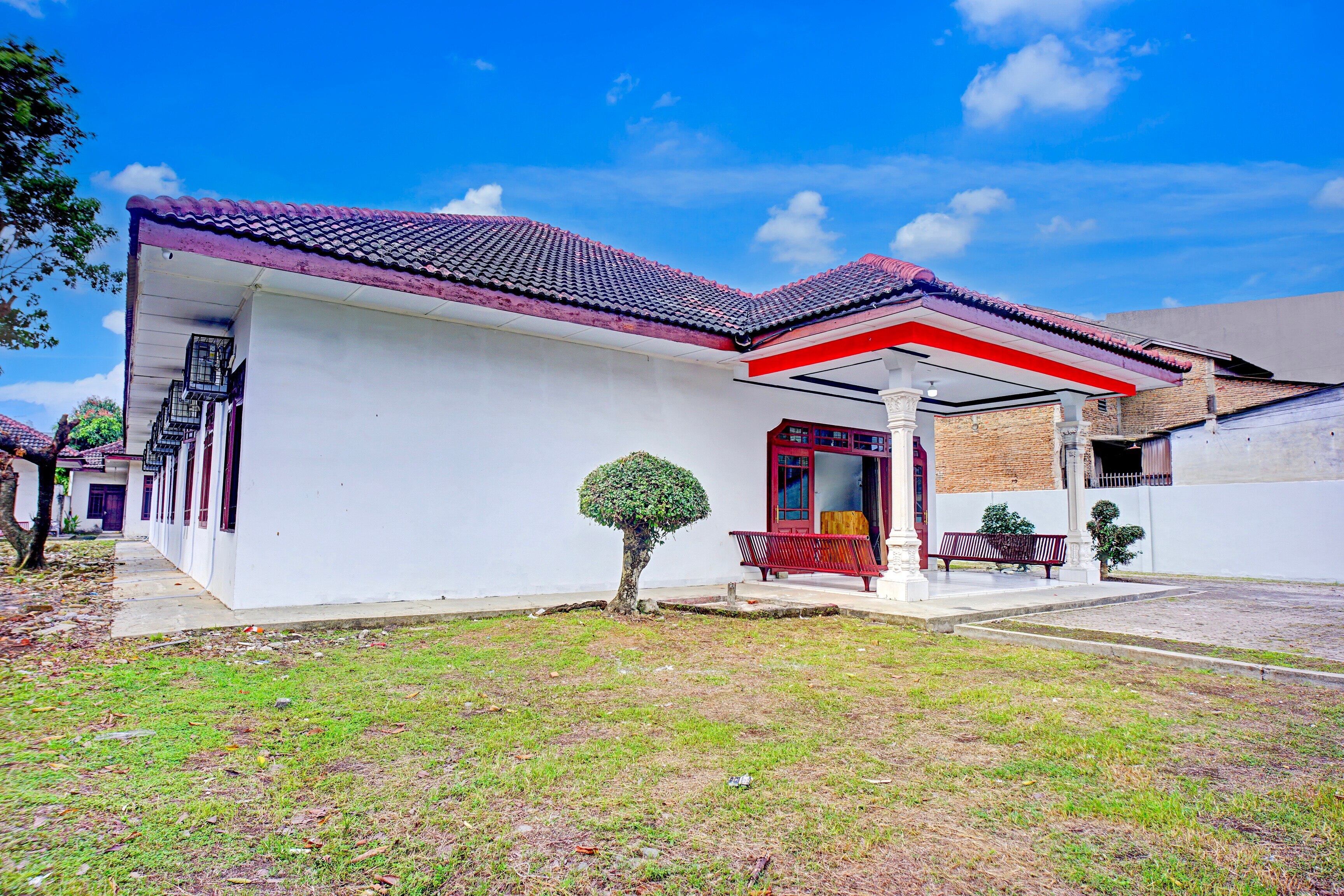 Hotel O Krakatau Near Universitas Muhammadiya Sumatra Utara ( UMSU ) - Tap to explore photos