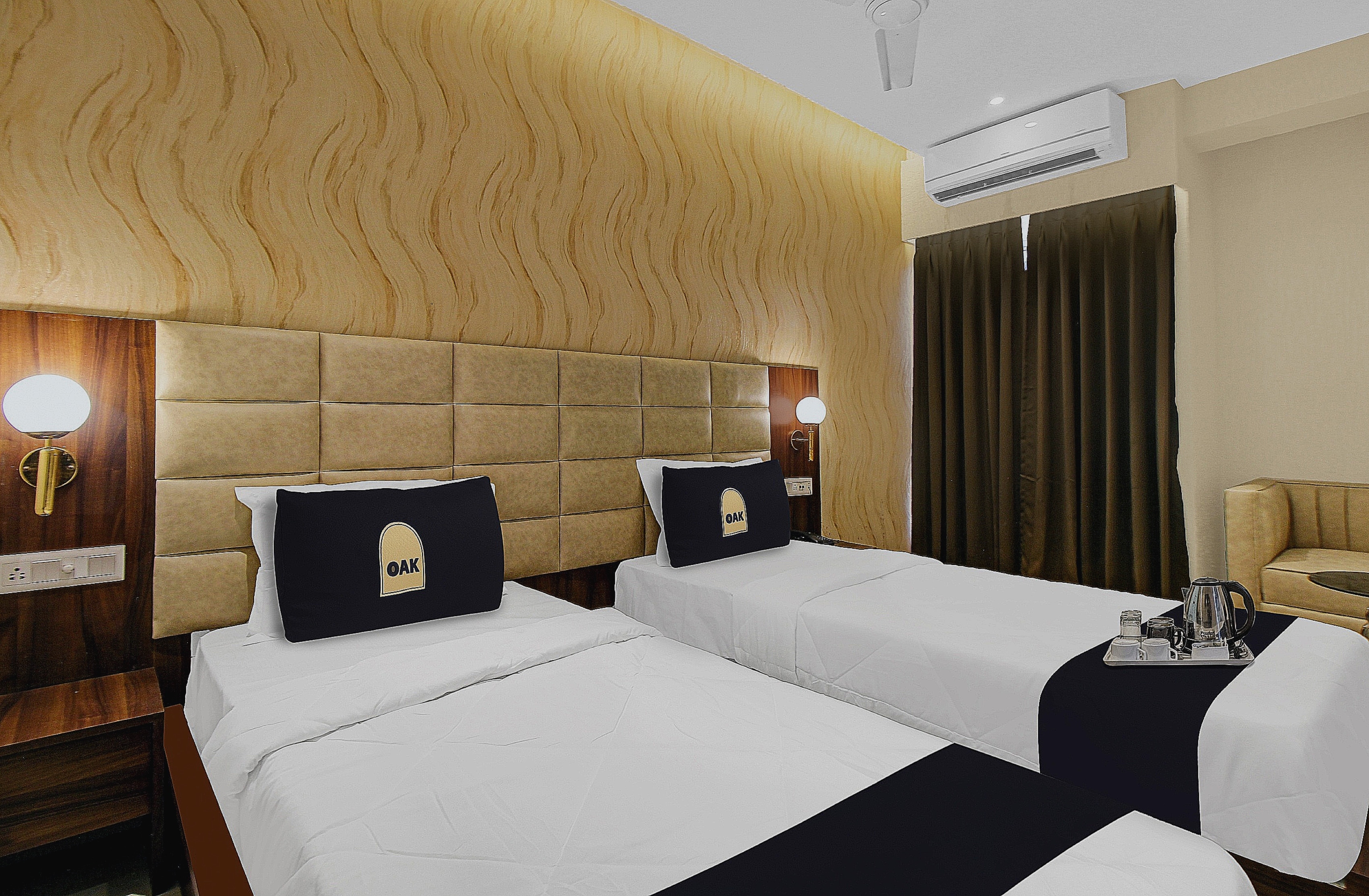 Super Townhouse Oak Hotel Lake View Royal Near Science City - Tap to explore photos